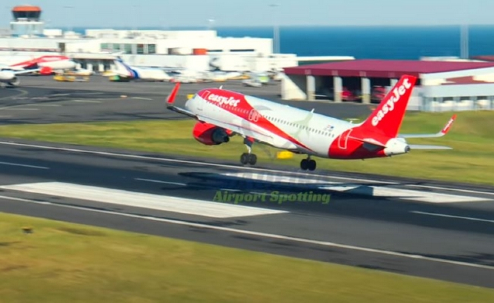 Avião aborta aterragem no último segundo (com vídeo)