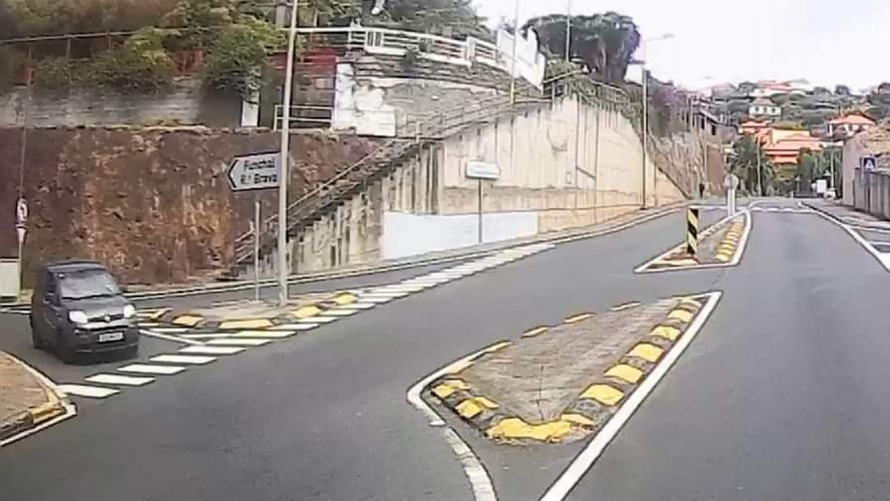 Viatura em contramão em Santa Cruz