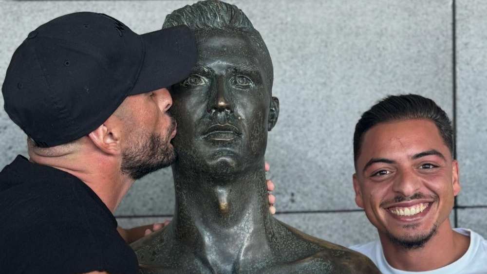 Nininho Vaz Maia dá beijo a busto de Ronaldo (com vídeo)