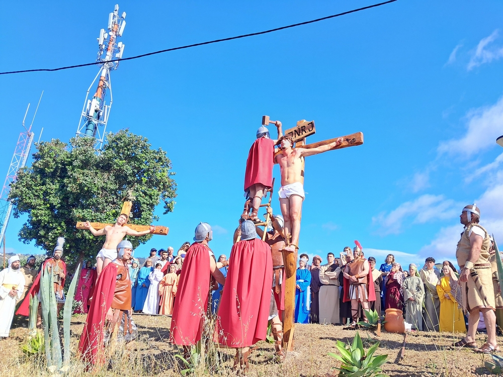 Centenas de pessoas na Via Sacra, em Câmara de Lobos