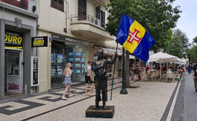 Homem Est&aacute;tua assinala Dia da Madeira. Veja o v&iacute;deo.