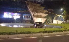 Condutor perde o controlo e acaba no lago dentro da rotunda