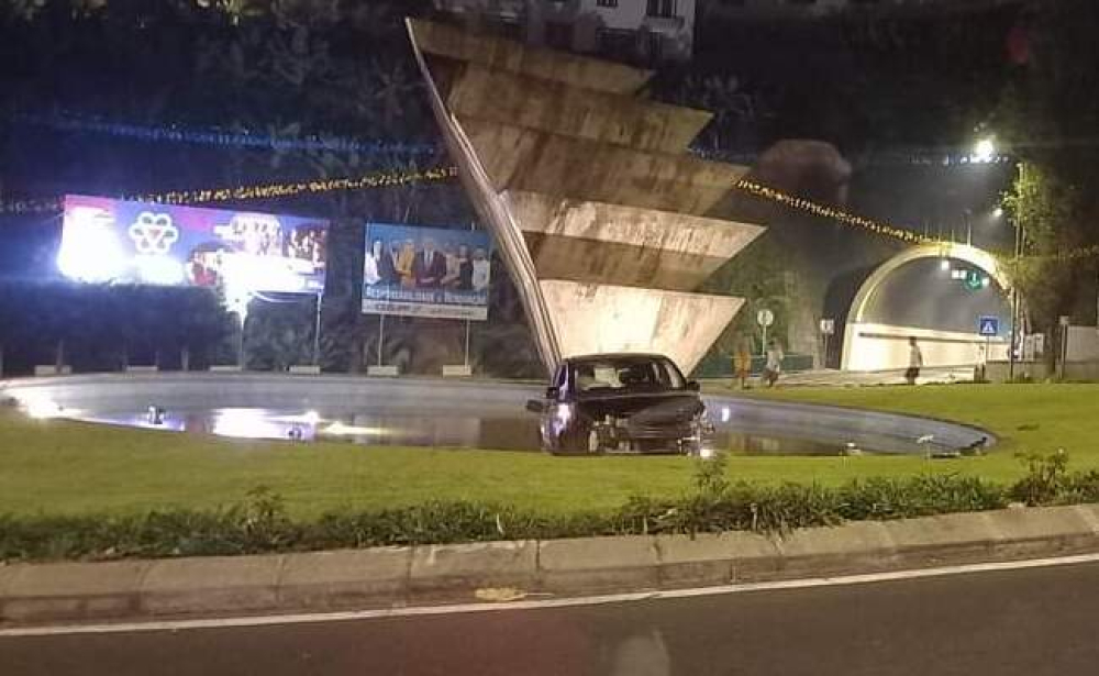 Condutor perde o controlo e acaba no lago dentro da rotunda