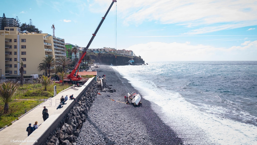 Grua usada para retirar veleiro encalhado na Praia Formosa