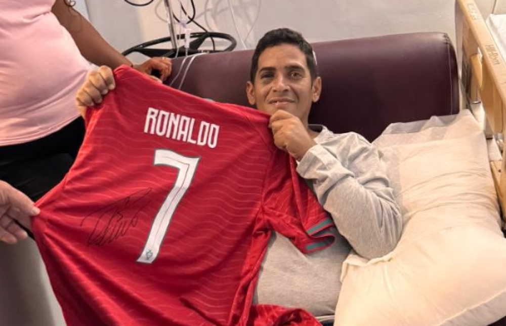 Sobrevivente da tragédia na Venezuela recebe camisola assinada por Ronaldo