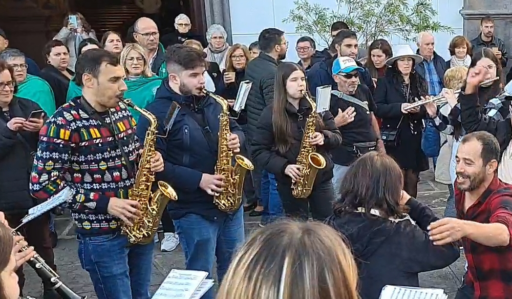 Banda animou "Festa dos Arredados". Veja o vídeo.