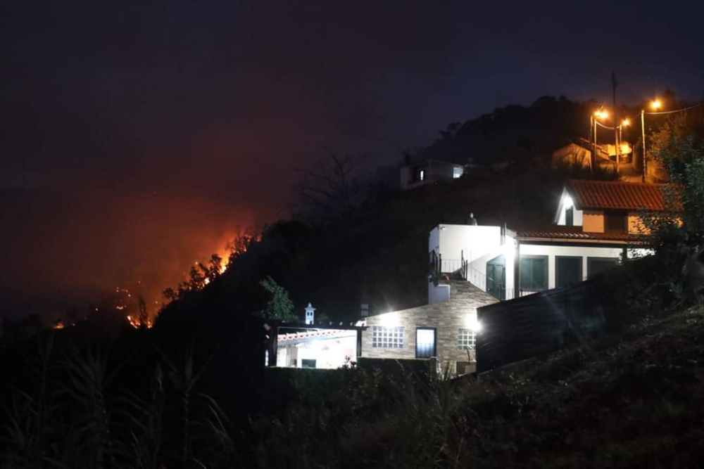 Incêndio próximo a casas na Ponta do Sol