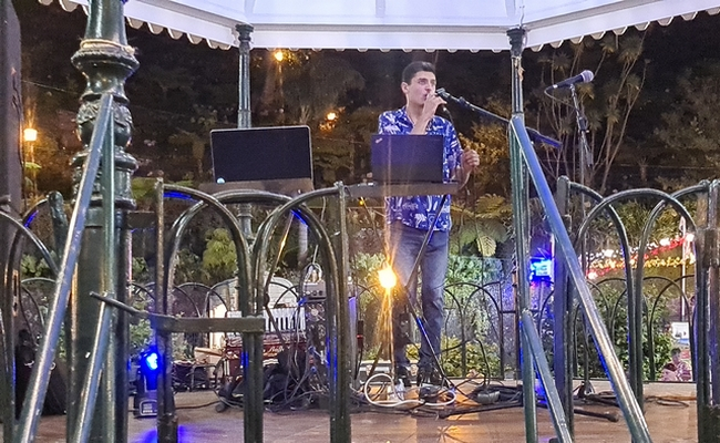 Roberto Jardim: um jovem talento na música. Veja a atuação.