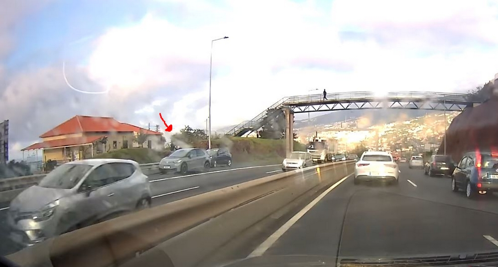 Condutores param na Via Rápida, saltam a vedação e vão tirar fotos