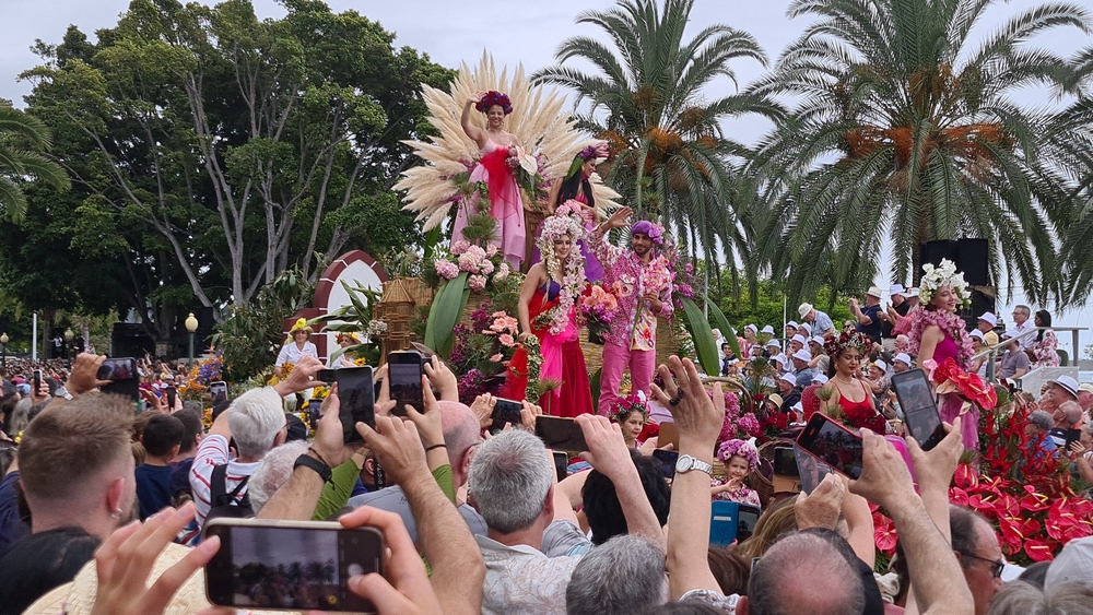 Enchente no Cortejo da Flor, no Funchal. Espreite o vídeo.