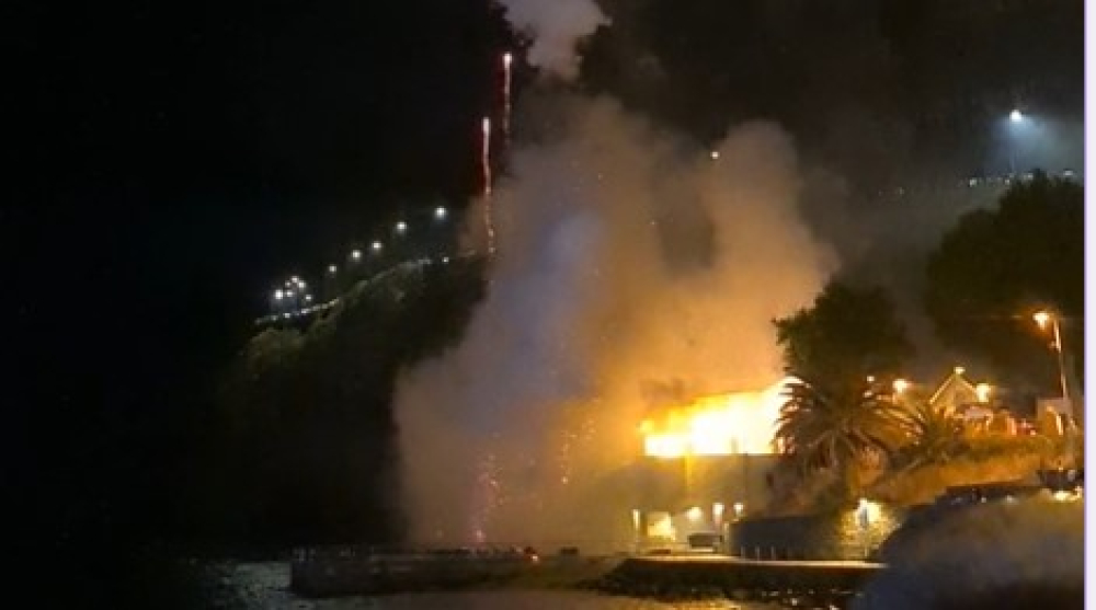 Forte girândola no fogo de artifício, em Machico