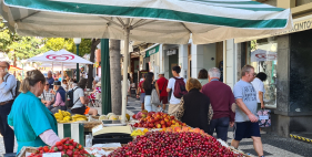Cerejas &agrave; venda mas a pre&ccedil;os altos