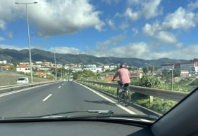 Ciclista a circular na Via R&aacute;pida