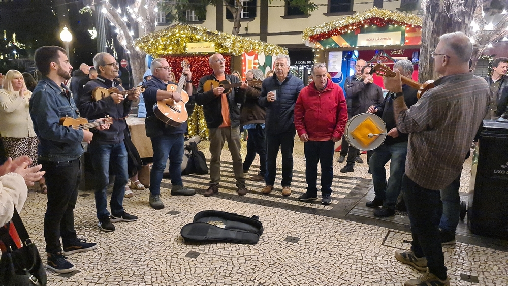 Grupo "Madeira Despique" canta "Feliz Navidad" na Placa Central (com vídeo)