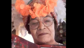 "Pol&iacute;ticos que n&atilde;o v&atilde;o para a cadeia", canta Aldora, de improviso (v&iacute;deo)