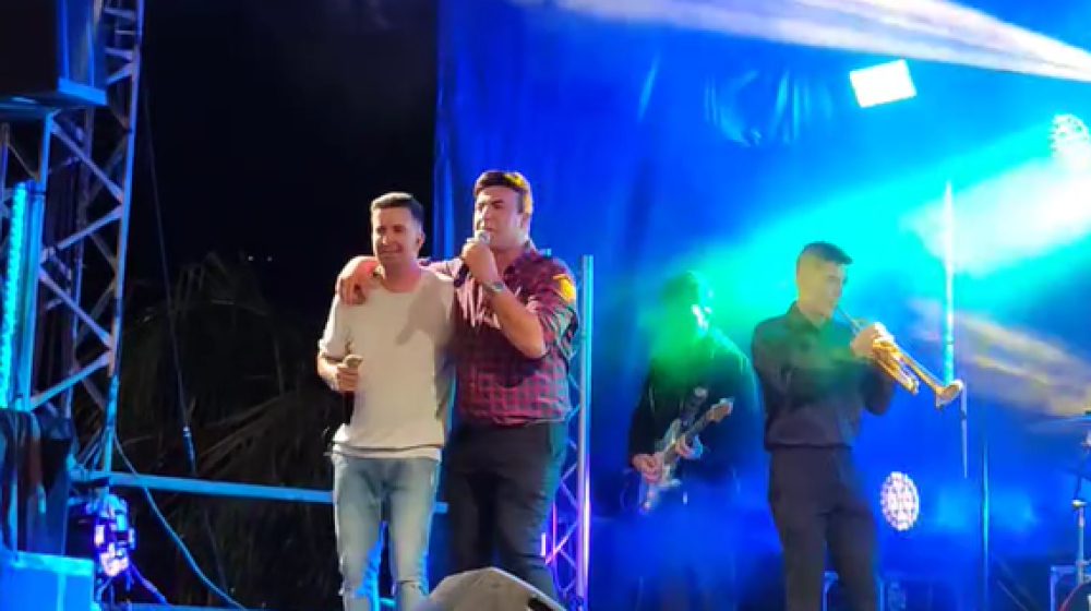 Padre sobe ao palco e canta "Baile de Verão" (com vídeo)