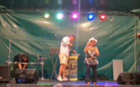 Aldora canta "As bolas do Ronaldo" na Festa do Cani&ccedil;o (com v&iacute;deo)