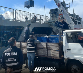 Tr&ecirc;s contentores carregados de armas