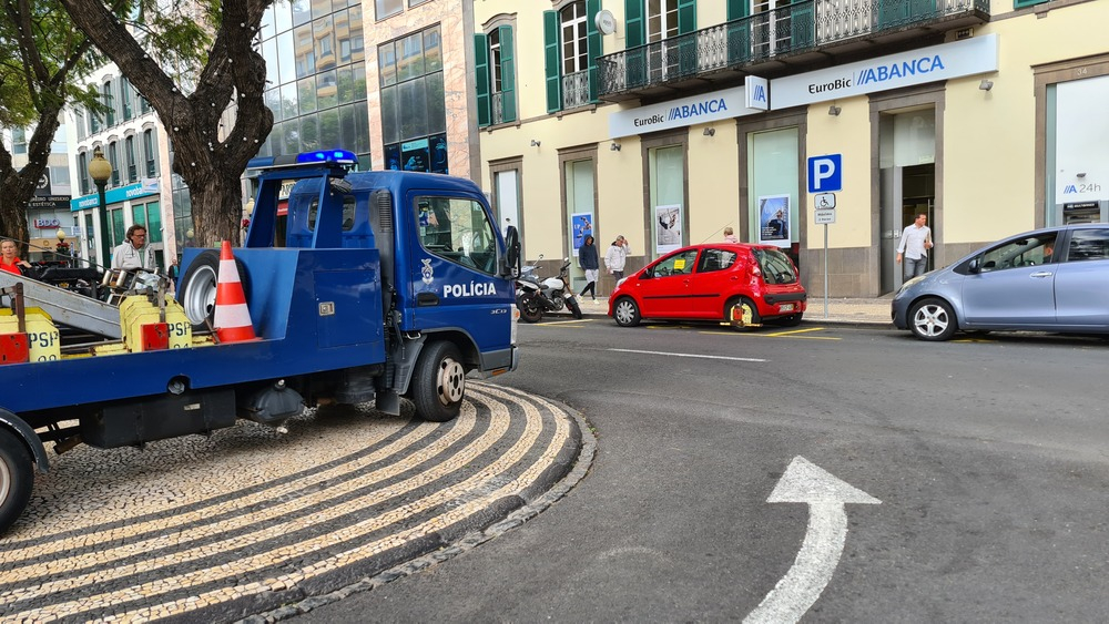 PSP "grampa" viaturas mal estacionadas no Funchal