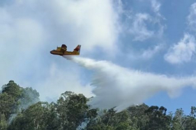 Canadair faz descarga na Lombada, na Ponta do Sol (v&iacute;deo)