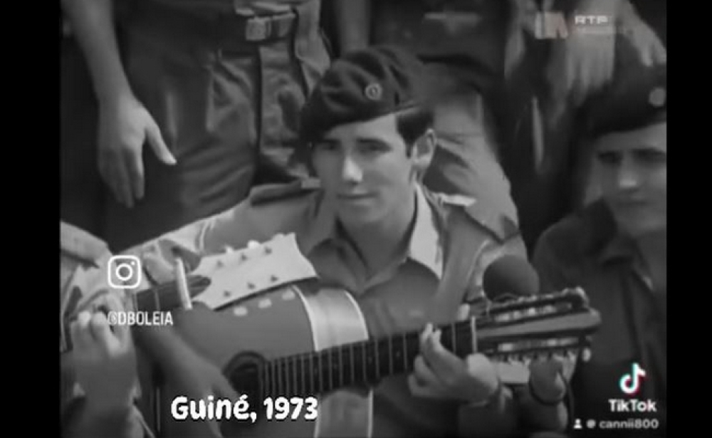 Guiné 1973: Militares cantam a música "Barqueiro"