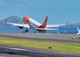 Avi&atilde;o obrigado a borregar no Aeroporto da Madeira (com v&iacute;deo)