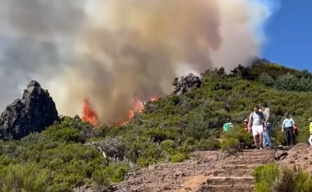Fogo em vários pontos do Pico Ruivo (vídeo)