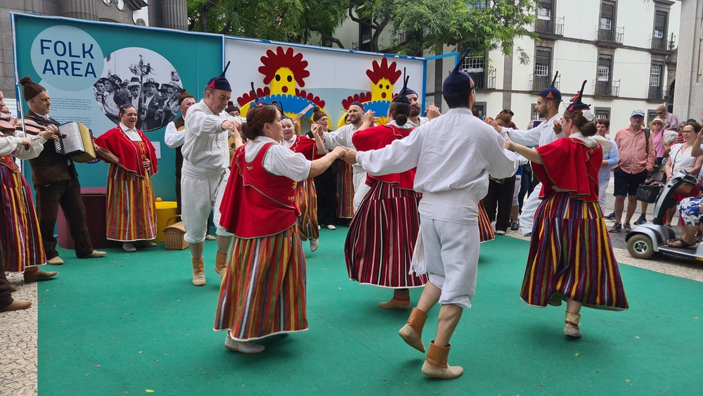 Grupo  da Casa do Povo da Camacha anima Funchal. Veja o vídeo.