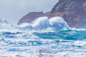 Ondas de 10 metros motivam aviso laranja