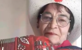 Aldora canta "Tr&ecirc;s Pastorinhos". Veja o v&iacute;deo.