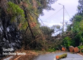 Derrocada fecha estrada em S&atilde;o Jorge