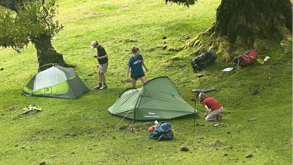 Três turistas ingleses "apanhados" em acampamento ilegal no Fanal