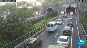 Acidente est&aacute; a provocar longa fila de tr&acirc;nsito