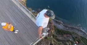 Homem arrisca a vida no miradouro do Rancho. Veja o v&iacute;deo de cortar a respira&ccedil;&atilde;o.