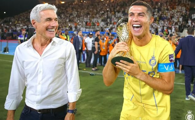 Ronaldo recebe troféu da Taça dos Clubes Campeões Árabes