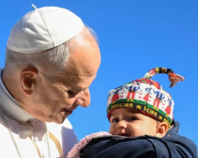 Papa aben&ccedil;oa crian&ccedil;a com carapu&ccedil;a da Madeira