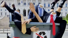 Obra de arte pol&eacute;mica. Bordalo II coloca pol&iacute;tica no lixo (v&iacute;deo)