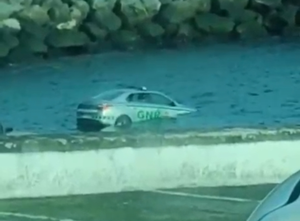 Viatura da GNR cai ao mar nos Açores (com vídeo)