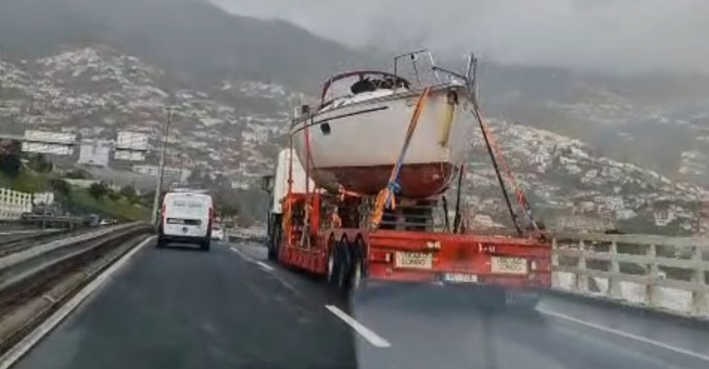 Veleiro encalhado já "navega" na Via Rápida