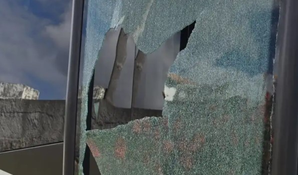 Autocarro atingido por pedra em Machico