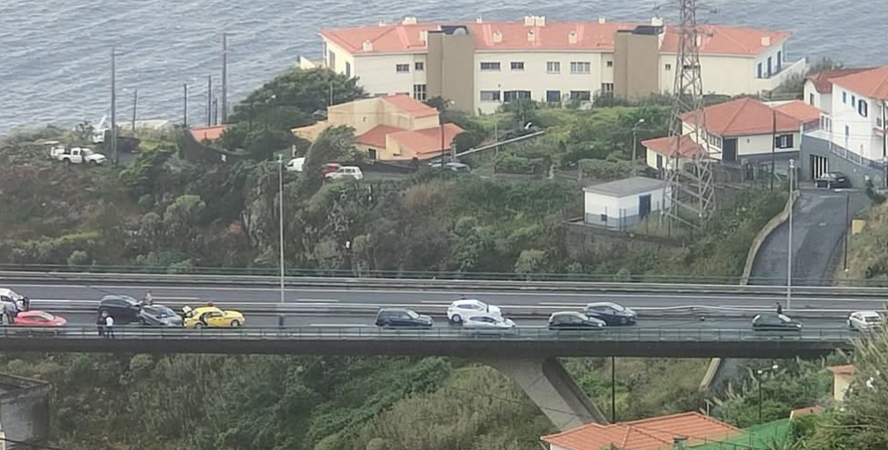 Acidente para trânsito na via rápida