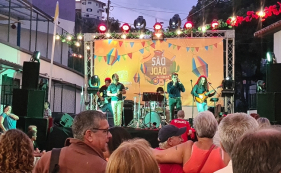 Vasco Freitas canta "L&aacute;grima". Veja o momento.