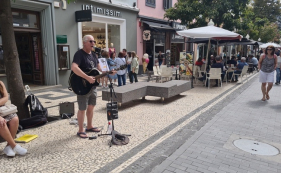 M&uacute;sica e turistas "invadem" as ruas (com v&iacute;deo)