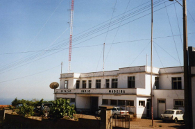Esta&ccedil;&atilde;o R&aacute;dio Madeira: a "emissora do cambado"