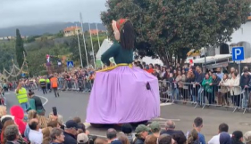 Multid&atilde;o em Santana para ver o cortejo de Carnaval
