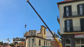 Torre de pr&eacute;dio que colapsou est&aacute; a ser demolida no Funchal (com v&iacute;deo)