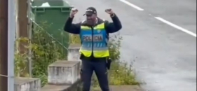 V&iacute;deo de pol&iacute;cia a dan&ccedil;ar torna-se viral