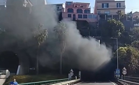 Motociclo incendeia-se ap&oacute;s despiste no T&uacute;nel das Preces (com v&iacute;deo)