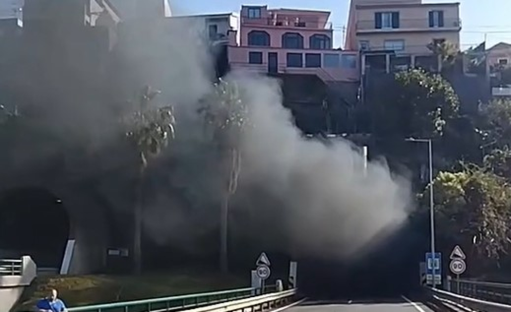 Motociclo incendeia-se após despiste no Túnel das Preces (com vídeo)