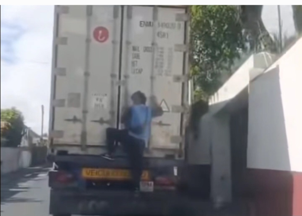 Homem apanha "boleia" de camião (com vídeo)
